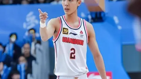 字母哥與教練同感精彩錄影，共築球隊未來燈塔